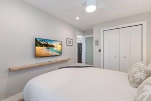 Alquiler Vacacional - Perfect Local In Village,1 1/2 Block From #1 Beach In USA, Pool, Wifi, Sun & Fun