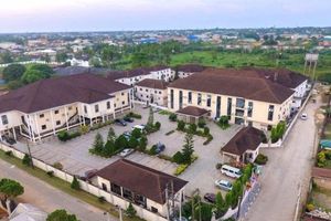 Alojamiento - Impeccable Hotel by HomeVille Plus Benin