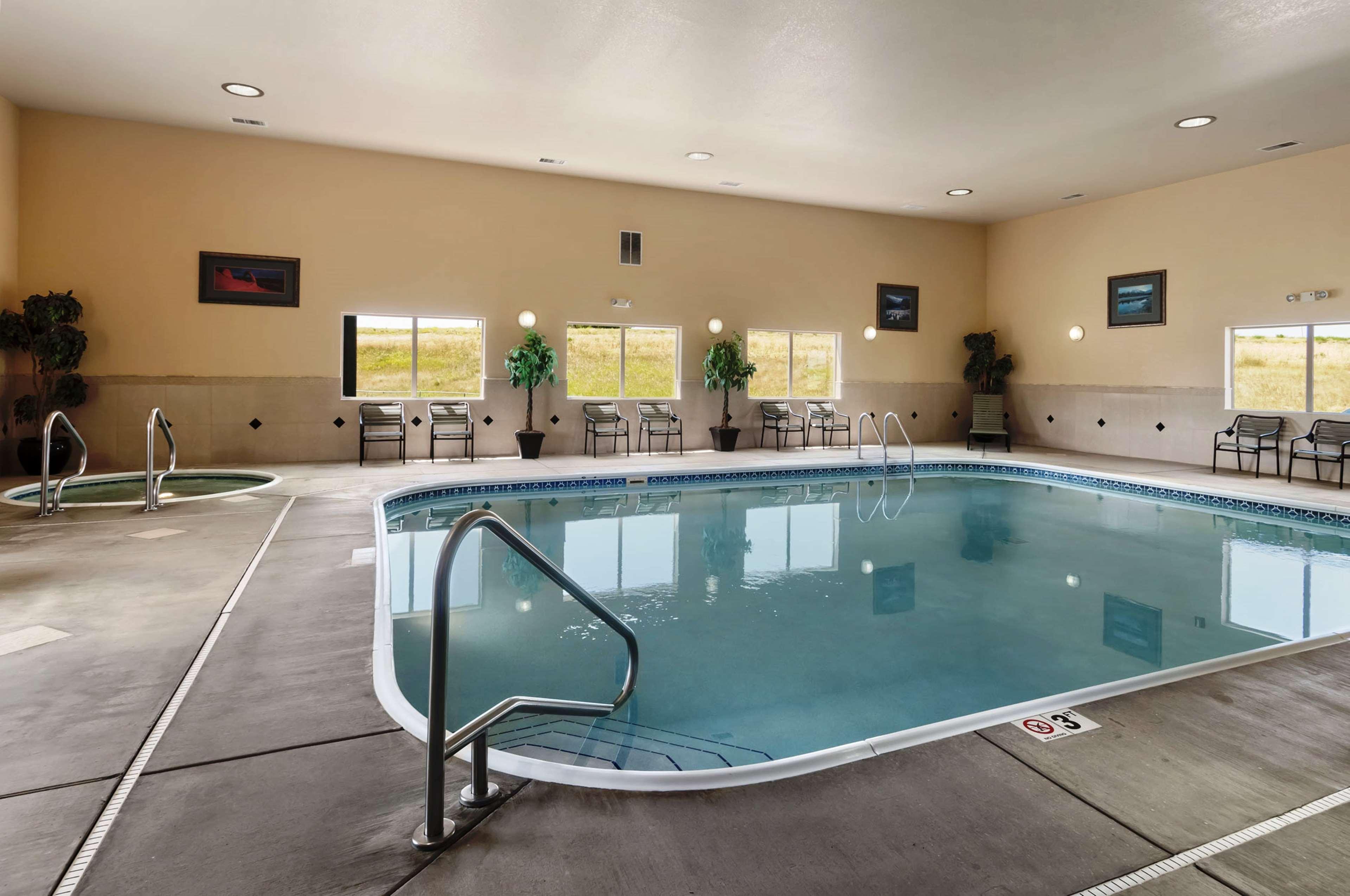 Vista Piscina Summit Suites