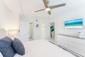 Alquiler Vacacional - Serene Waterfront 2BR 2BA with Intracoastal Views, Pool, Balcony, Parking