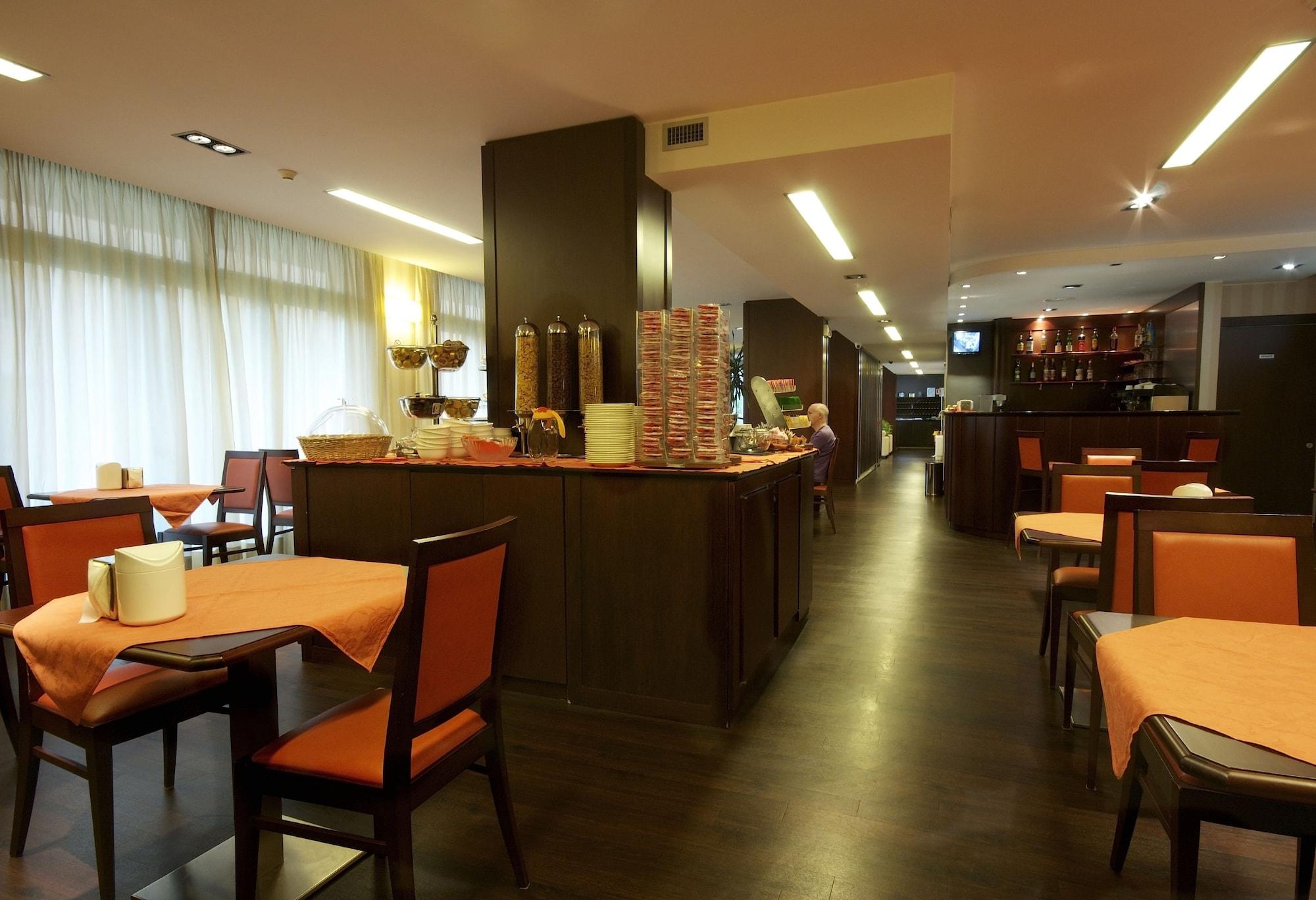 Bar/Salón Hotel 2C