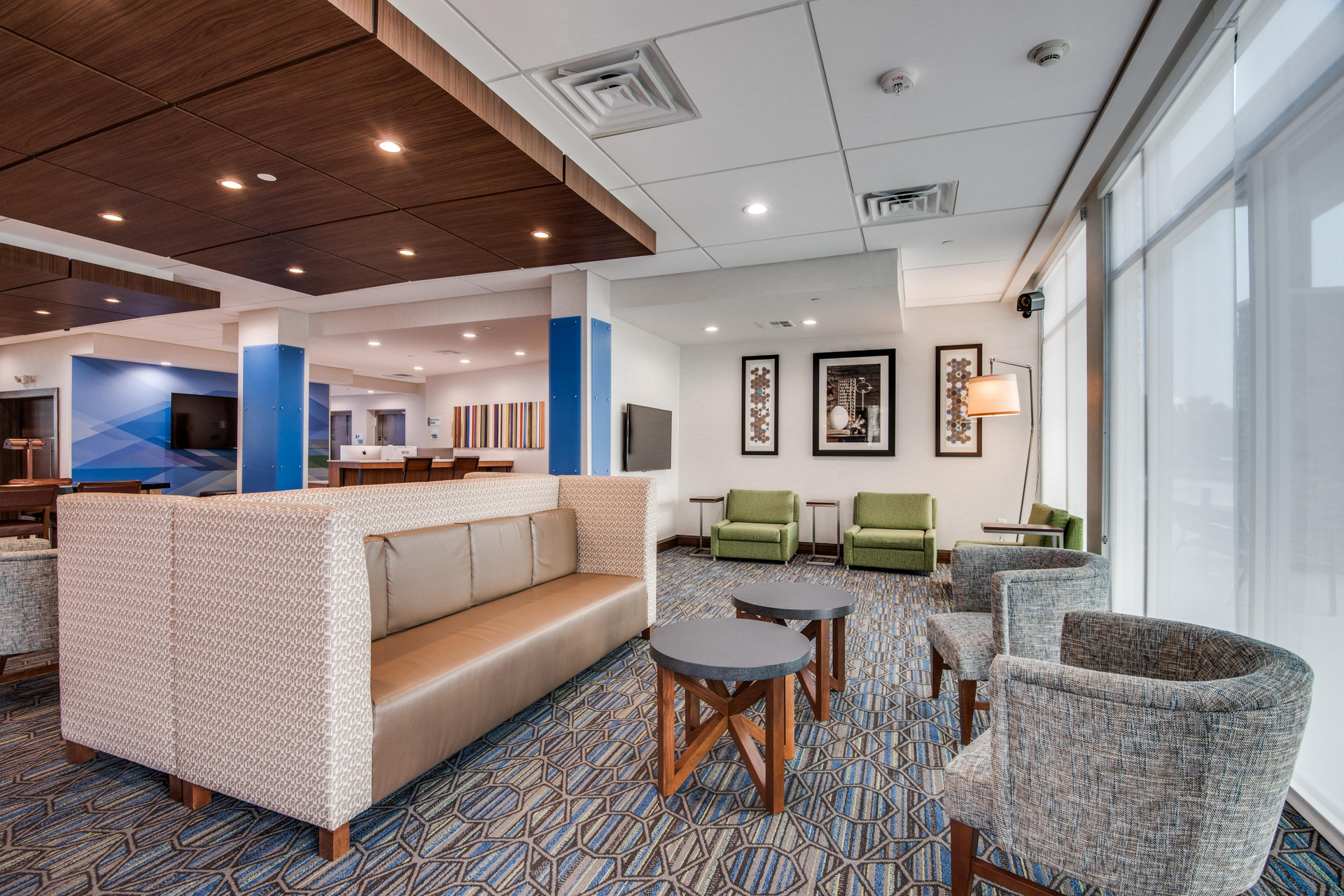 Vista Exterior Holiday Inn Express & Suites Dallas North - Addison by IHG