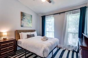 Alquiler Vacacional - Minutes to trendy spots, free parking, new inside!