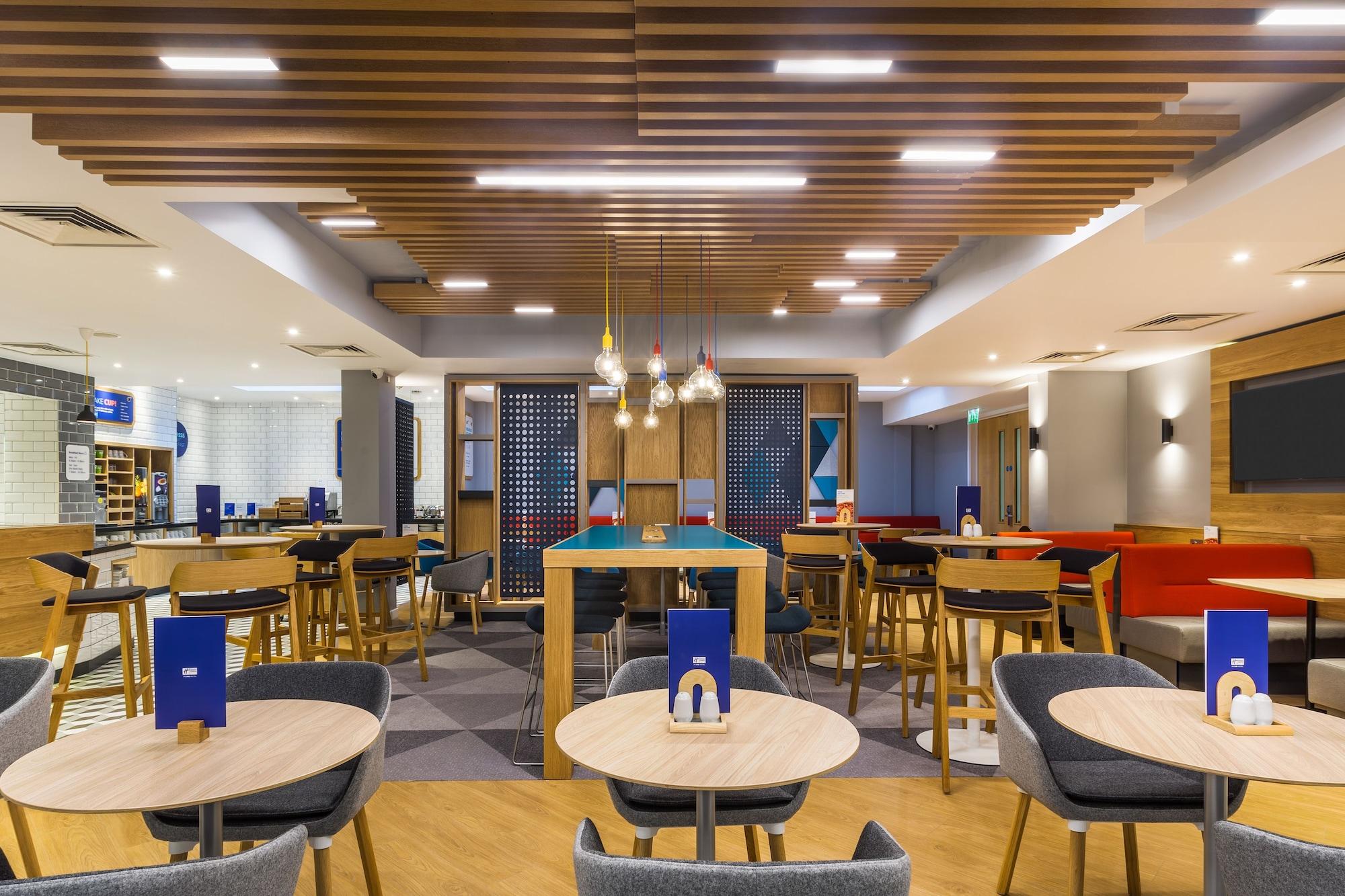 Vista Lobby Holiday Inn Express London-Watford Junction by IHG