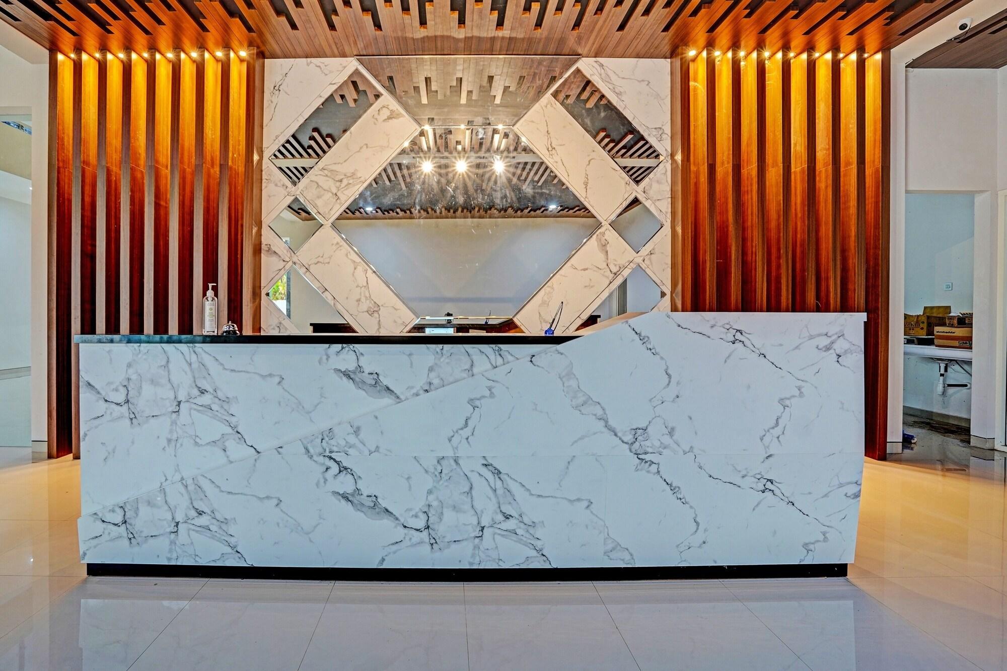 Vista Lobby Capital O 91166 El Malik Hotel