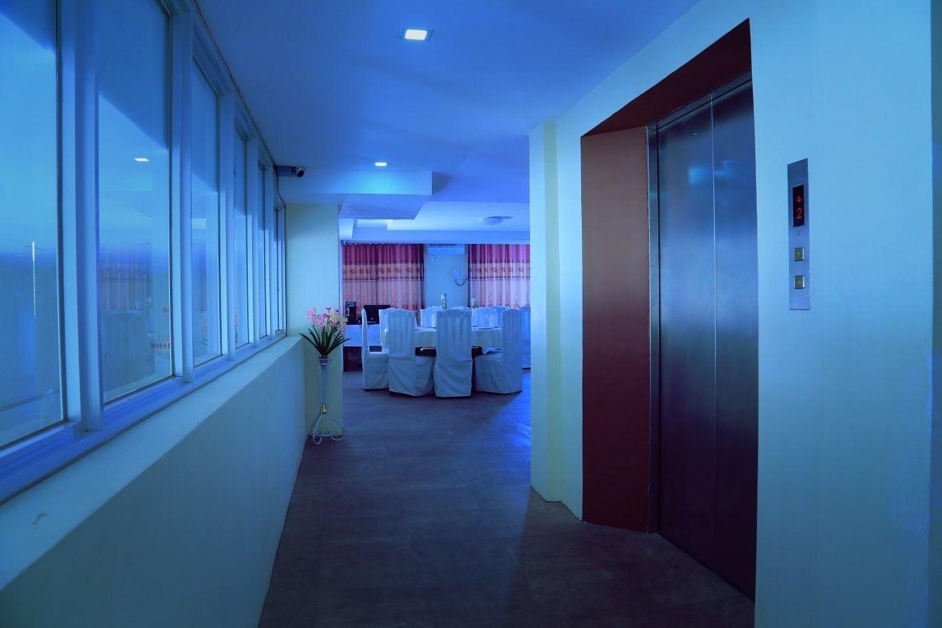 Varios King & Queen Hotel