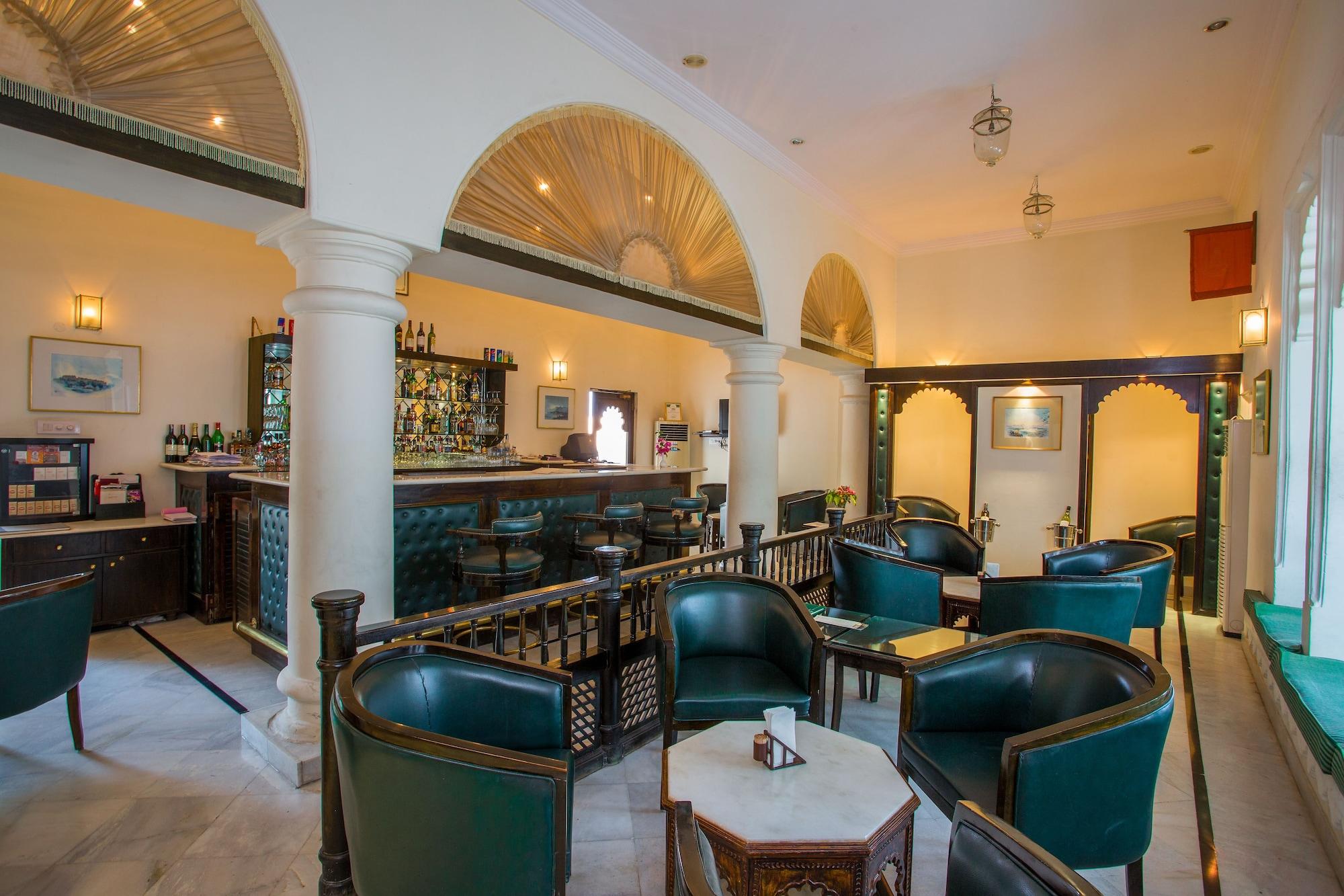 Bar/Salón Garden Hotel
