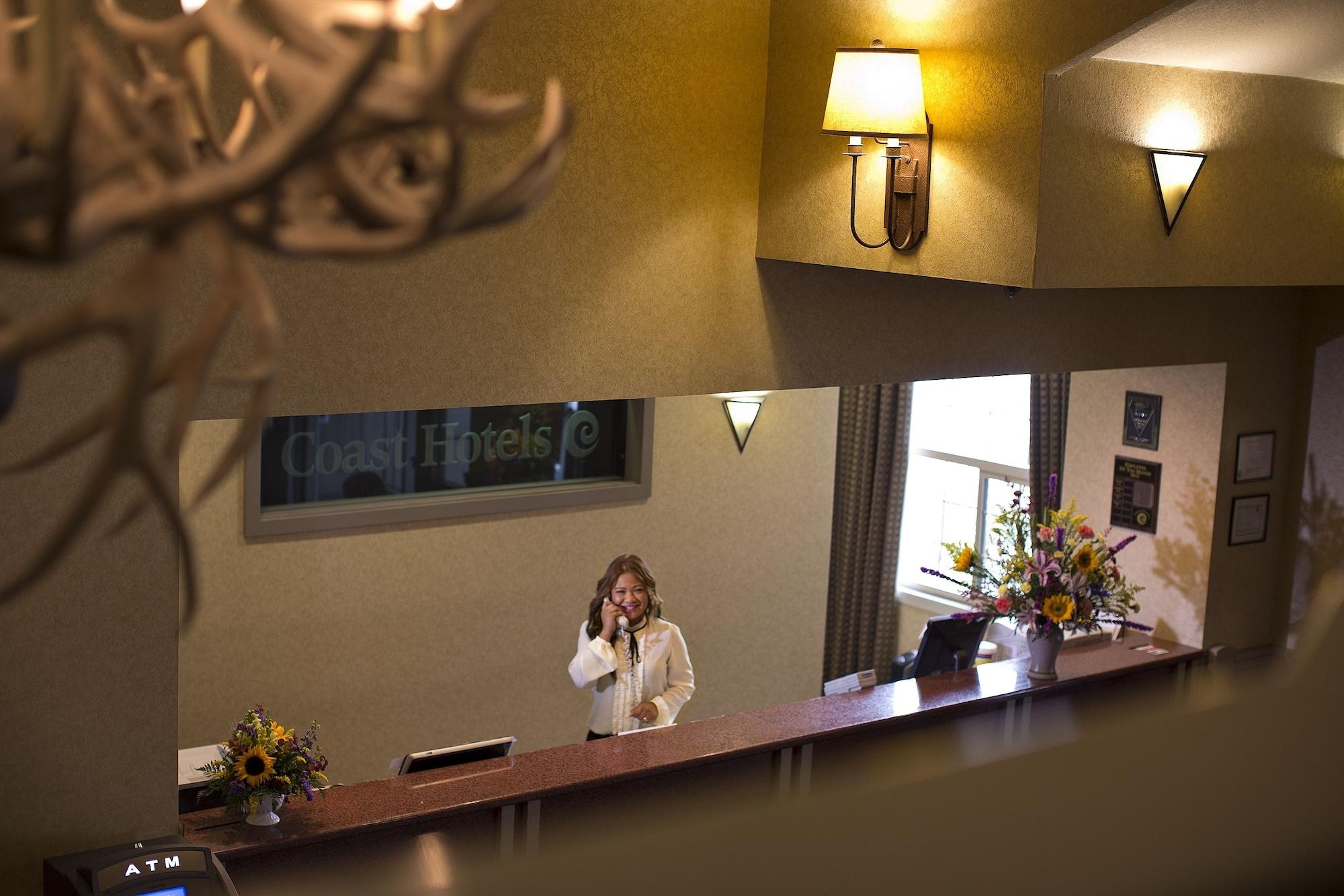 Vista Lobby Coast Inn at Lake Hood