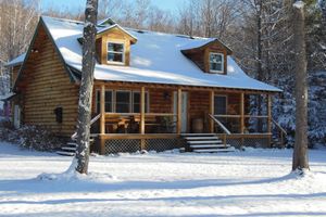 Alquiler Vacacional - Unique Log Cabin in a Private White Mountain Setting with Spectacular Views