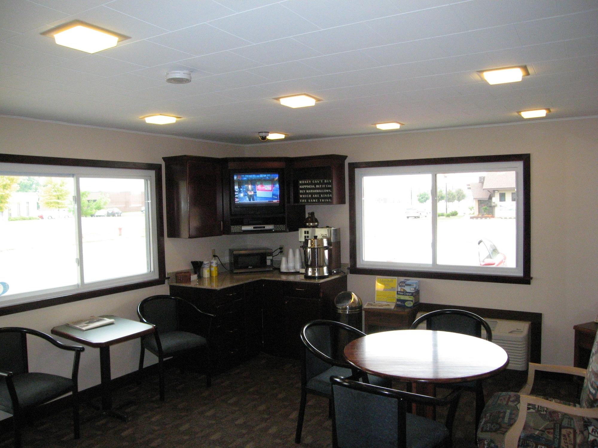 Bar/Salón Travelers Lodge Motel Marshall