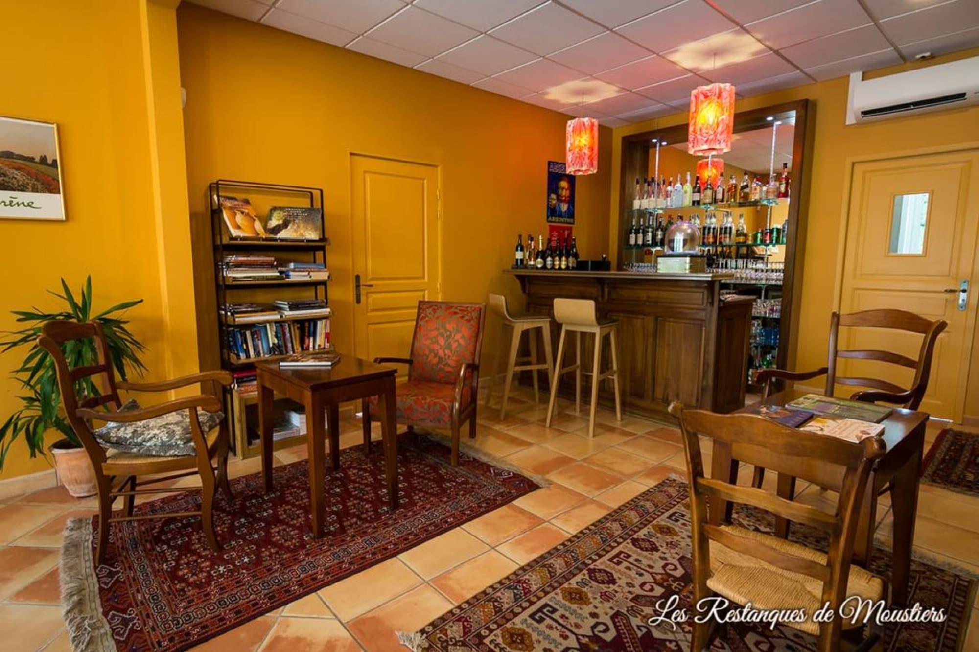 Bar/Salón Hôtel les Restanques de Moustiers