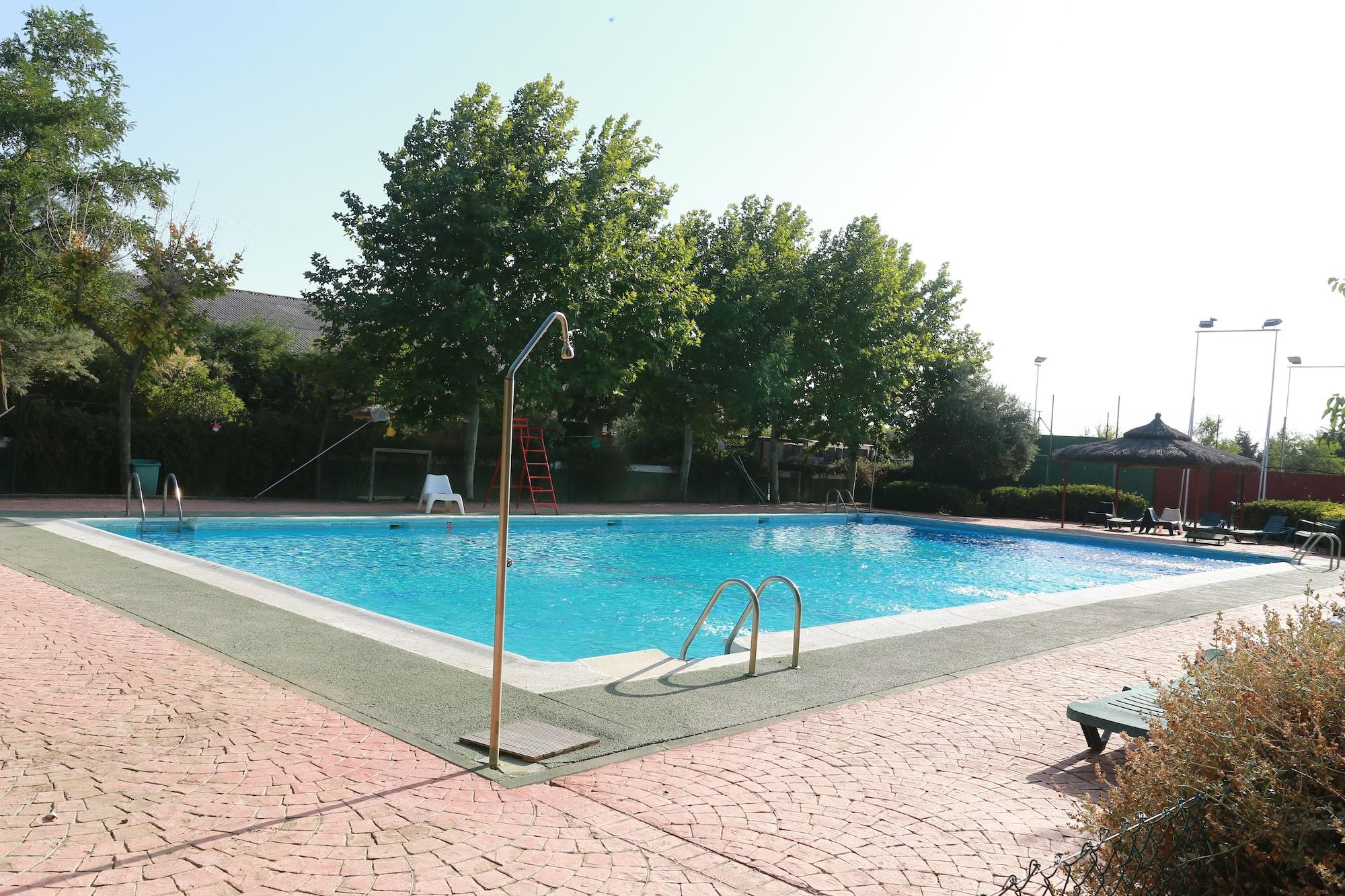 Vista Piscina Hostel Layos, Toledo