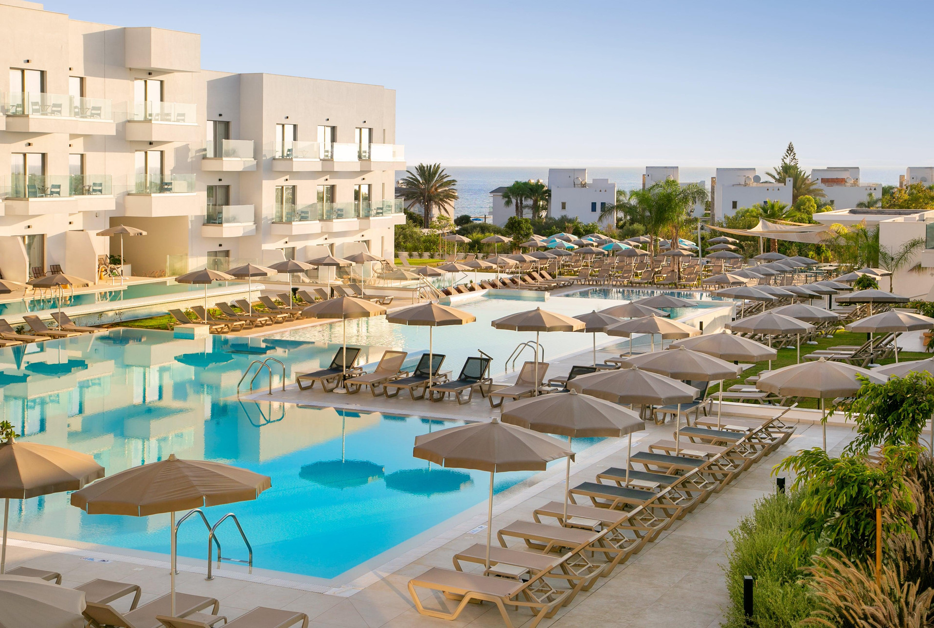 Vista Exterior Atlantica Aqua Blue Hotel