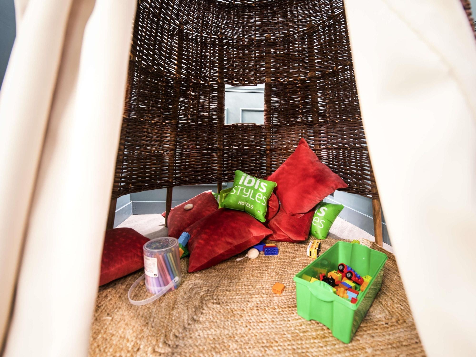 Varios ibis Styles Paris Nation Cours de Vincennes