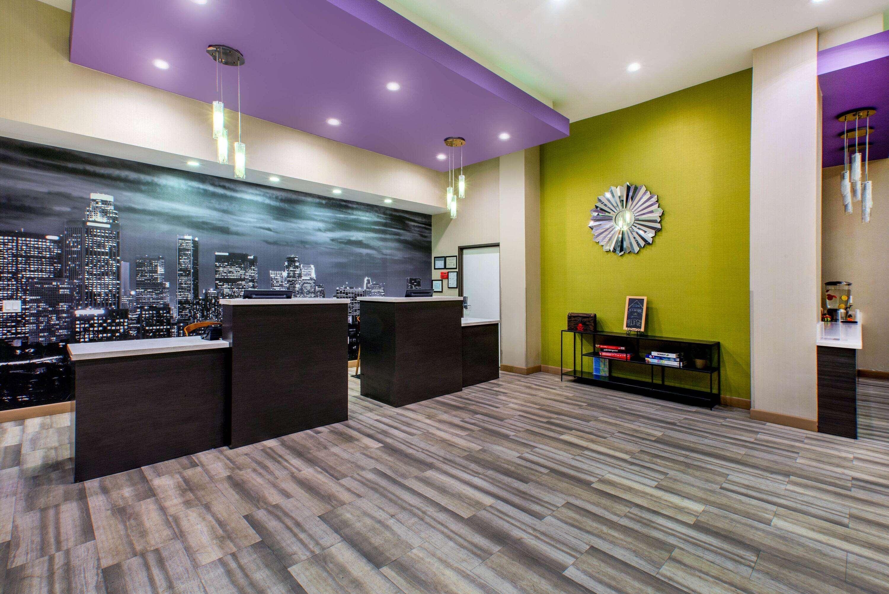 Vista Lobby La Quinta Inn & Suites by Wyndham Pomona