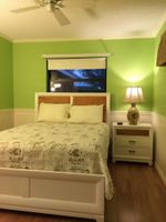 Alquiler Vacacional - Escape to Paradise! Fun Home On Canal-April-June Save-Relax Pool-Spa-Fish-Kayaks