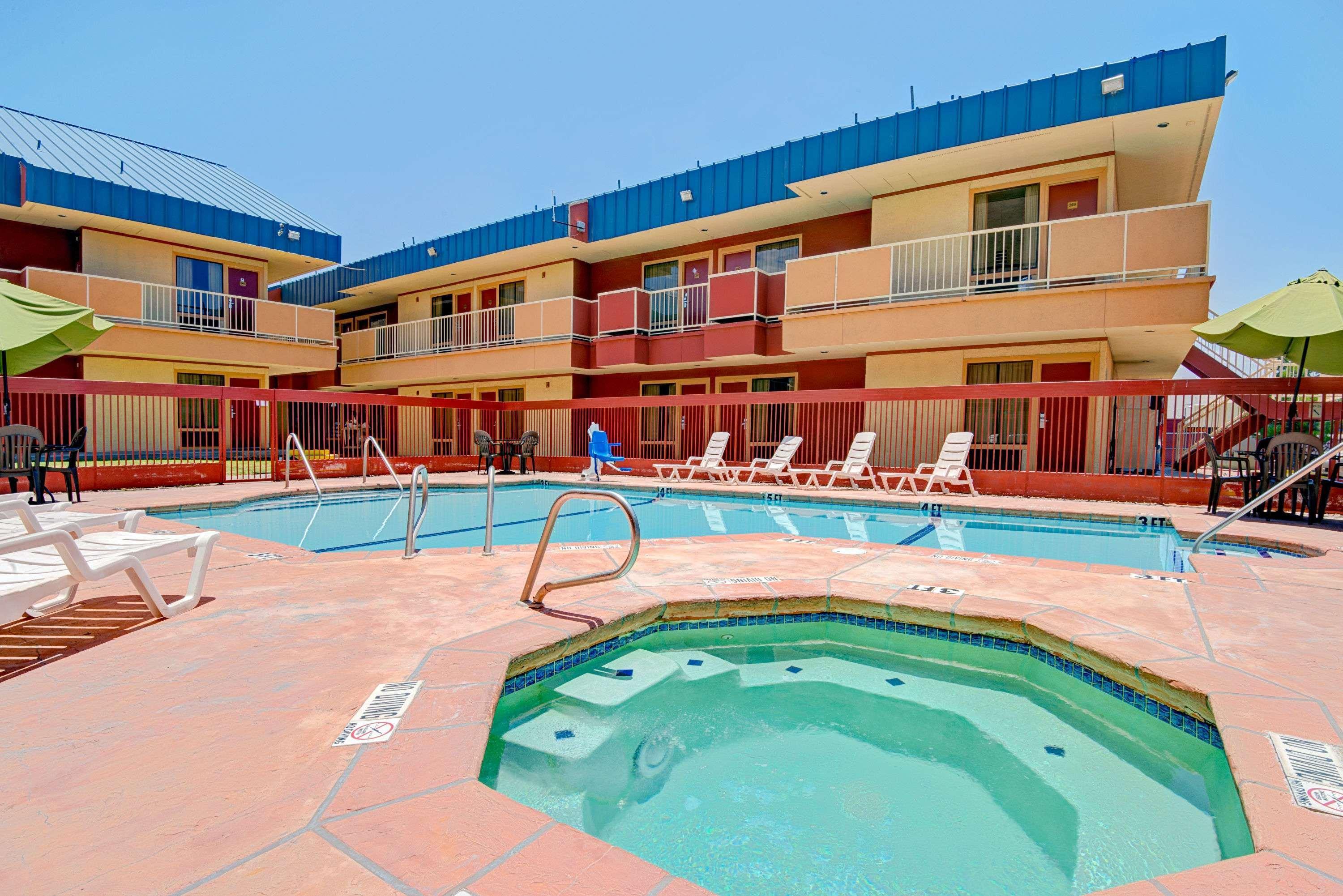 Vista Piscina Ramada by Wyndham El Paso