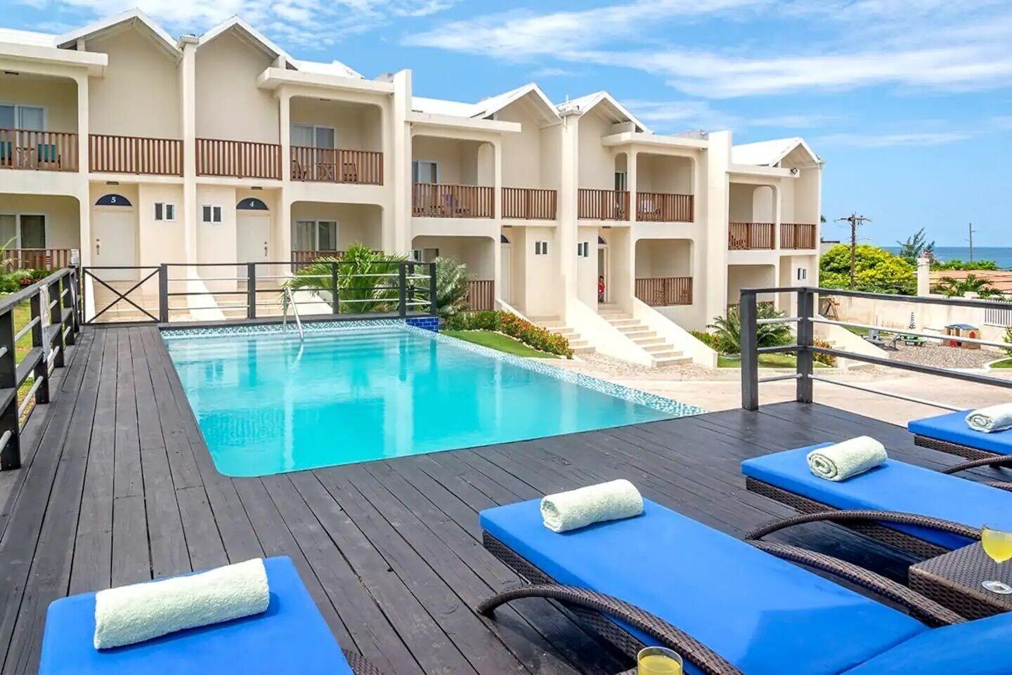 Vista Exterior Nianna Coral Bay Stunning Townhouse- 5