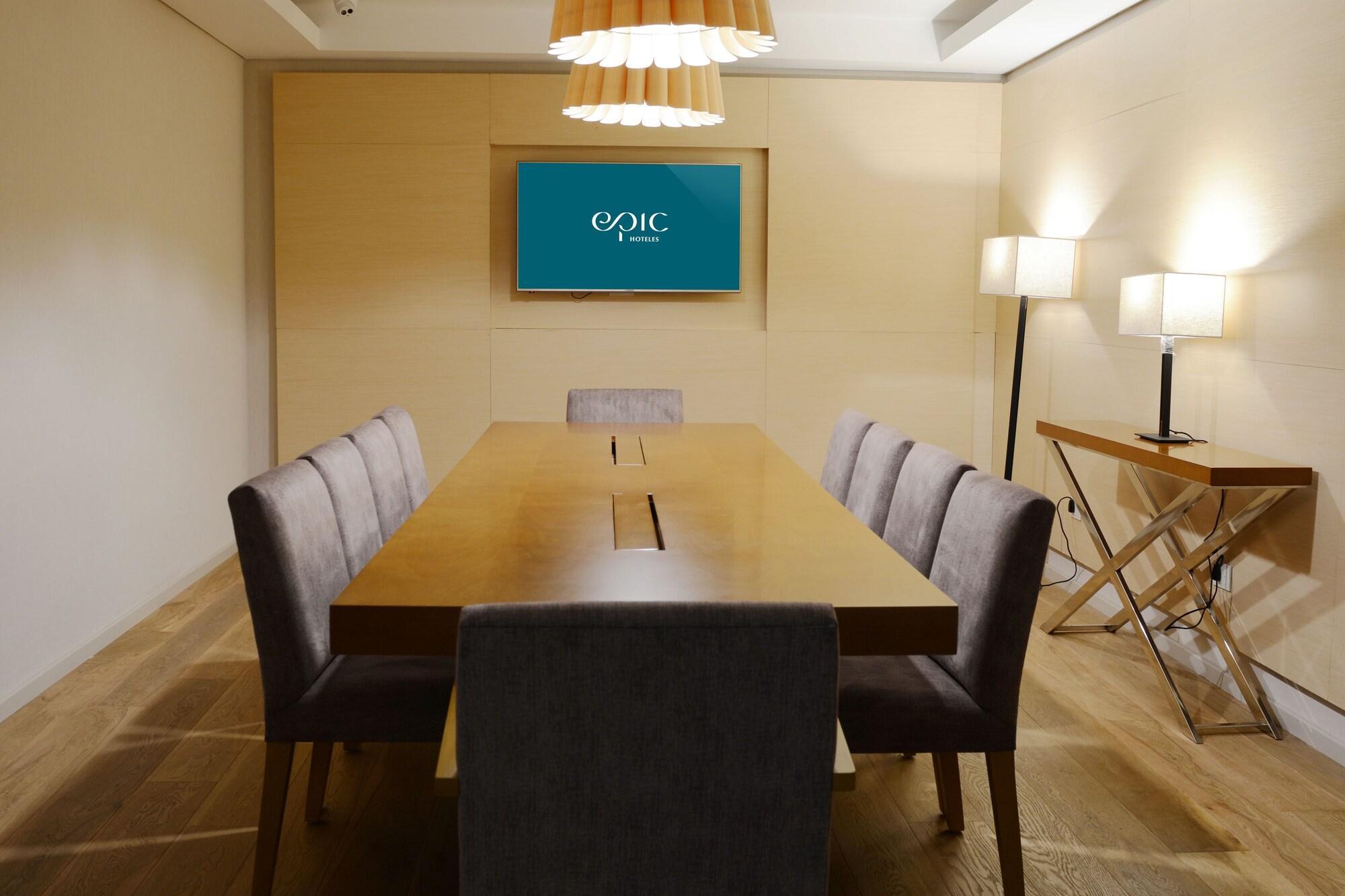 Centro de Negocios Epic Villa Merlo