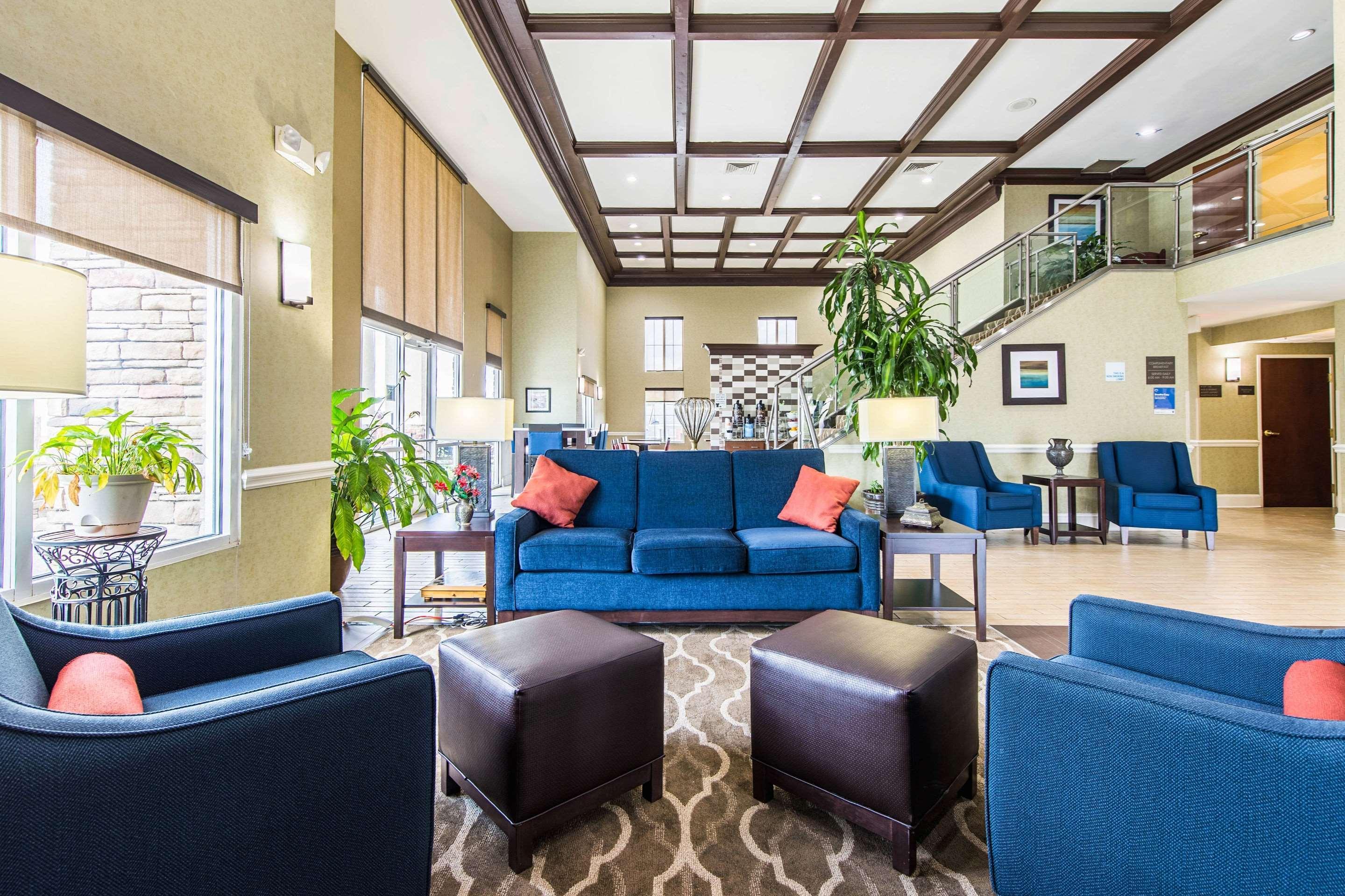 Vista Lobby Comfort Inn & Suites Greenwood near University