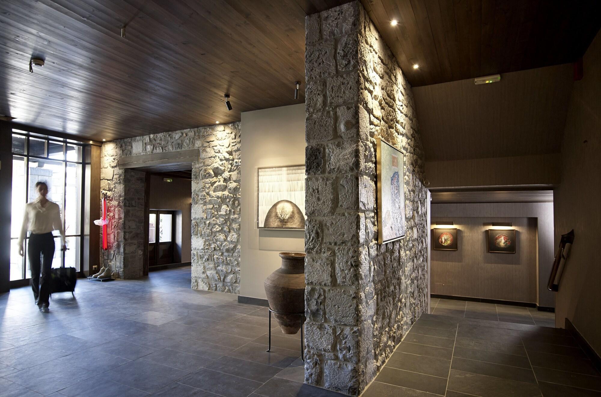 Vista Lobby Art Mainalon Hotel