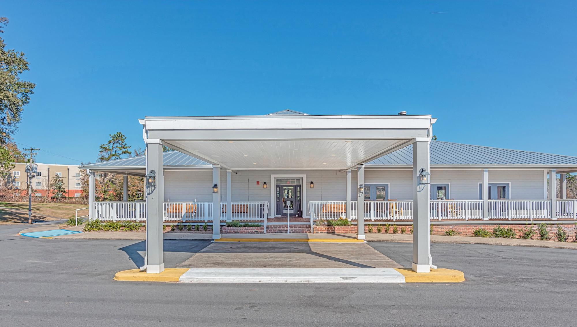 Vista Exterior Seven Hills Suites I-10