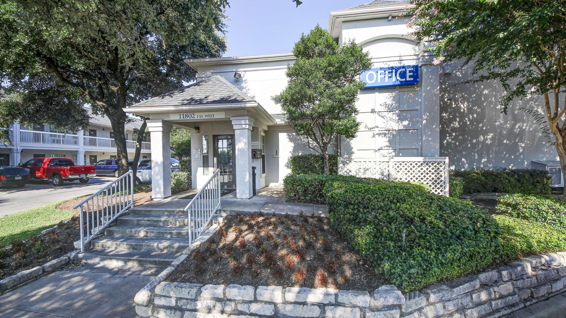 Vista Exterior Studio 6 Extended Stay - San Antonio, TX - Six Flags