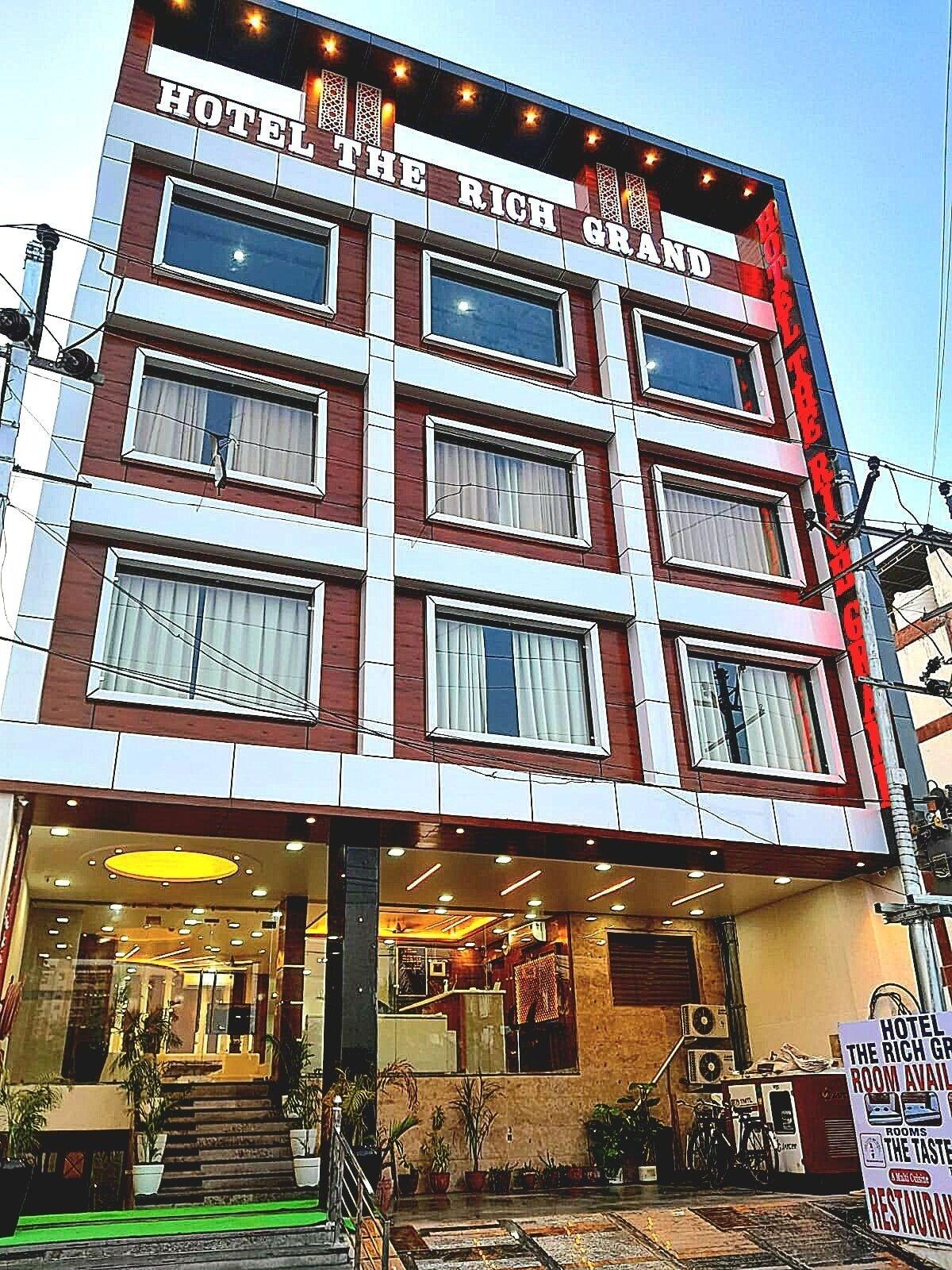 Vista Exterior HOTEL The Rich Grand