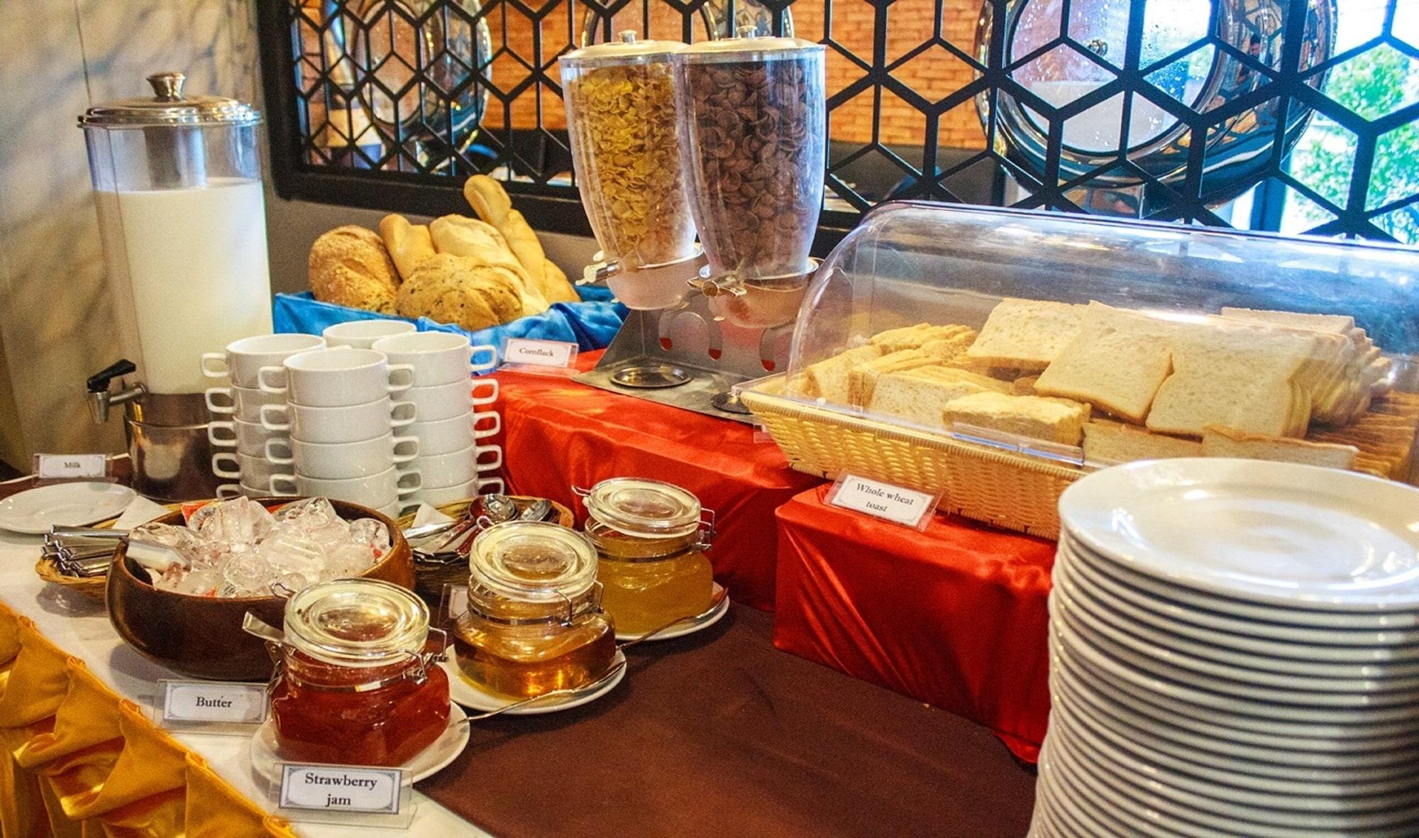 Restaurant MAZI Design Hotel by Kalima