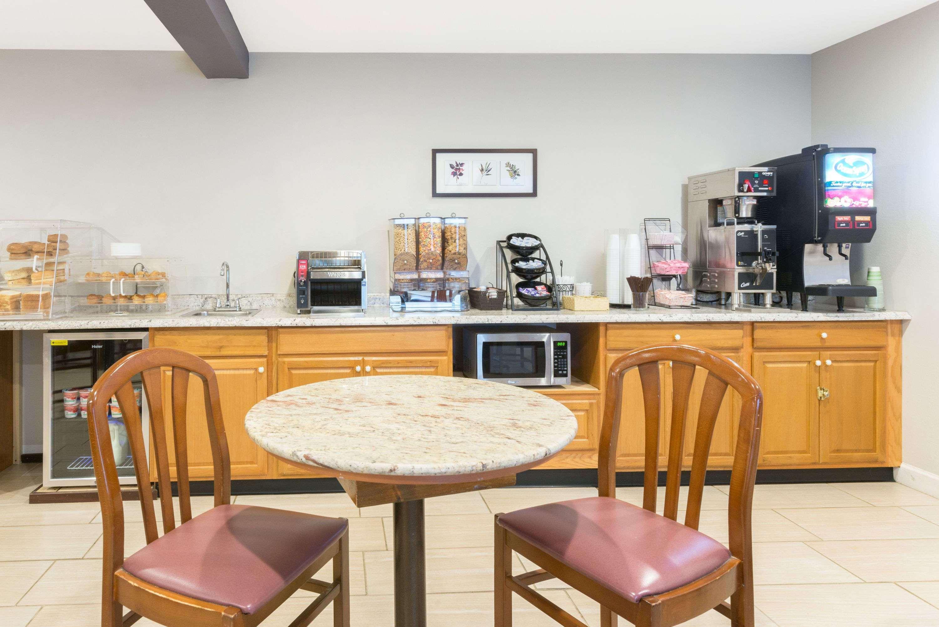 Restaurant Baymont by Wyndham Henrietta/Rochester