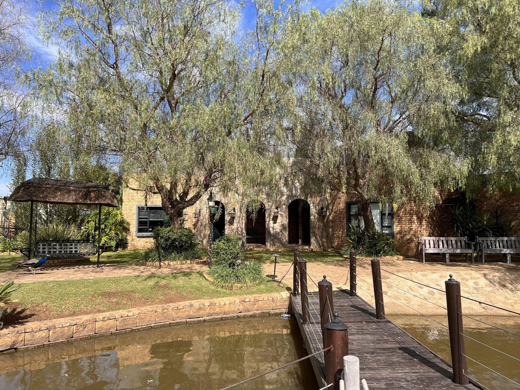 Vista Exterior Swan Lake Suites