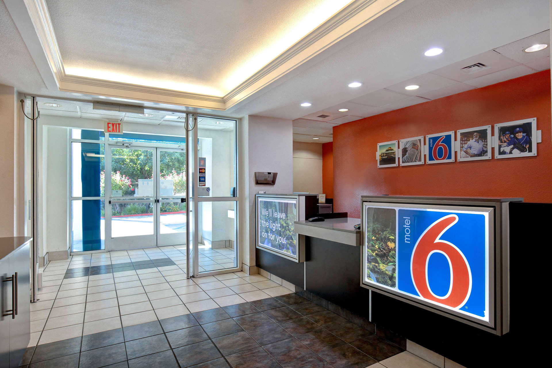 Vista Lobby Motel 6 Gilroy, CA