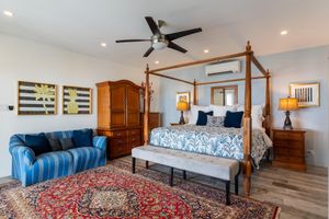 Alquiler Vacacional - Spacious 2-bedroom villa with a pool and panoramic views of Horseshoe Bay Beach