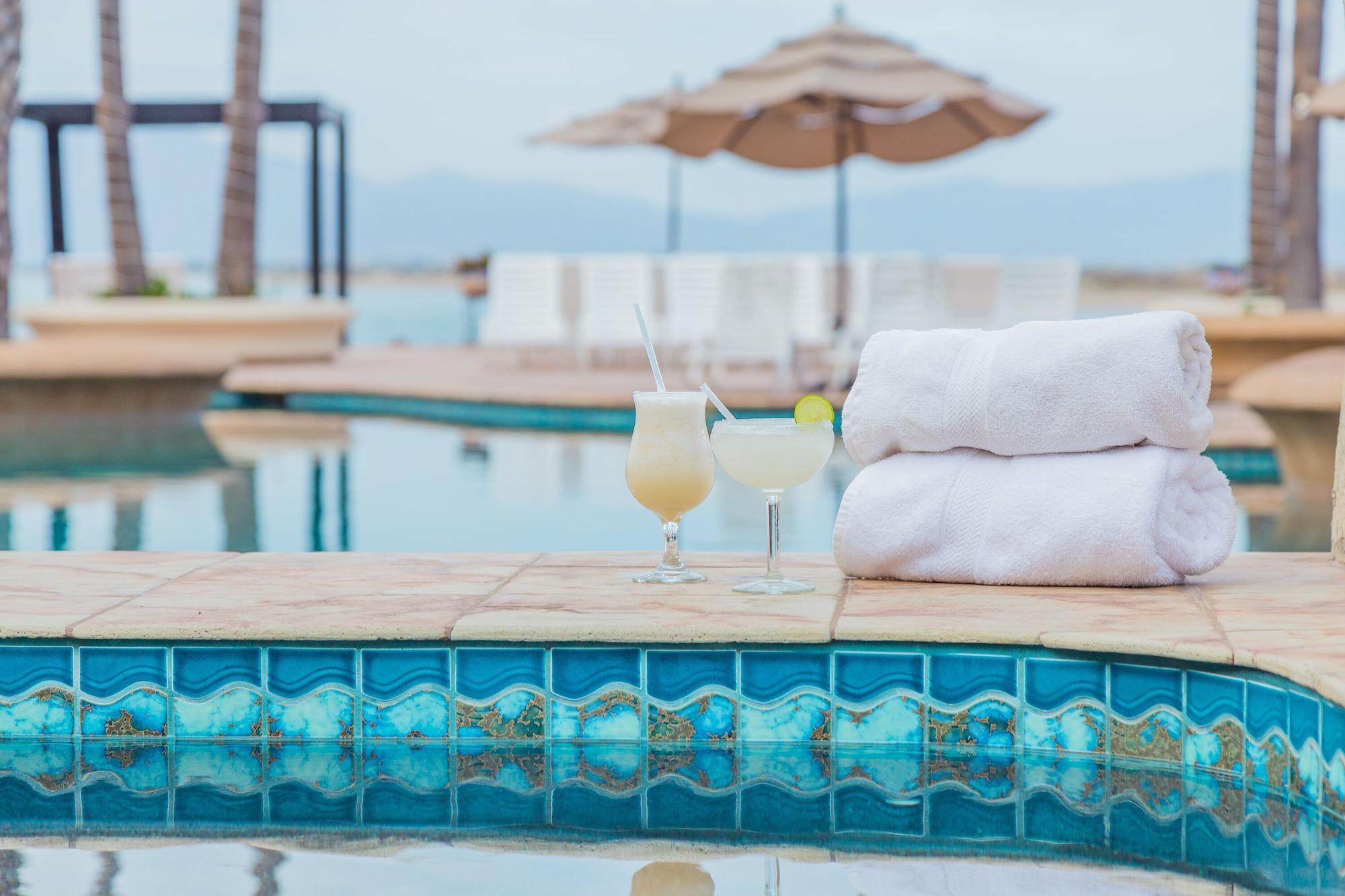 Vista Piscina Estero Beach Hotel & Resort