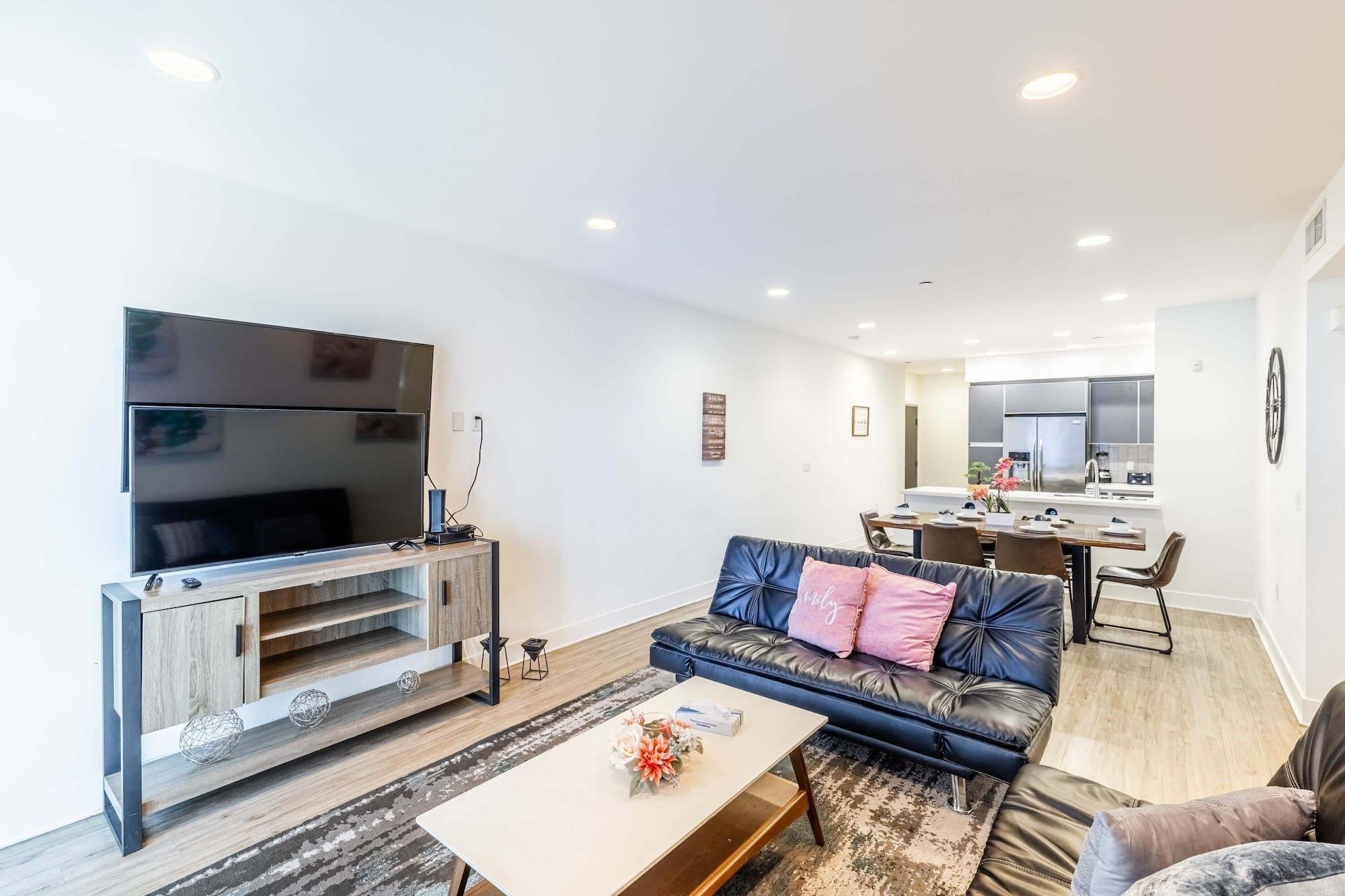 Varios 3br/3ba Fully Furnished Apartment In Hollywood 3 Bedroom Apts by RedAwning