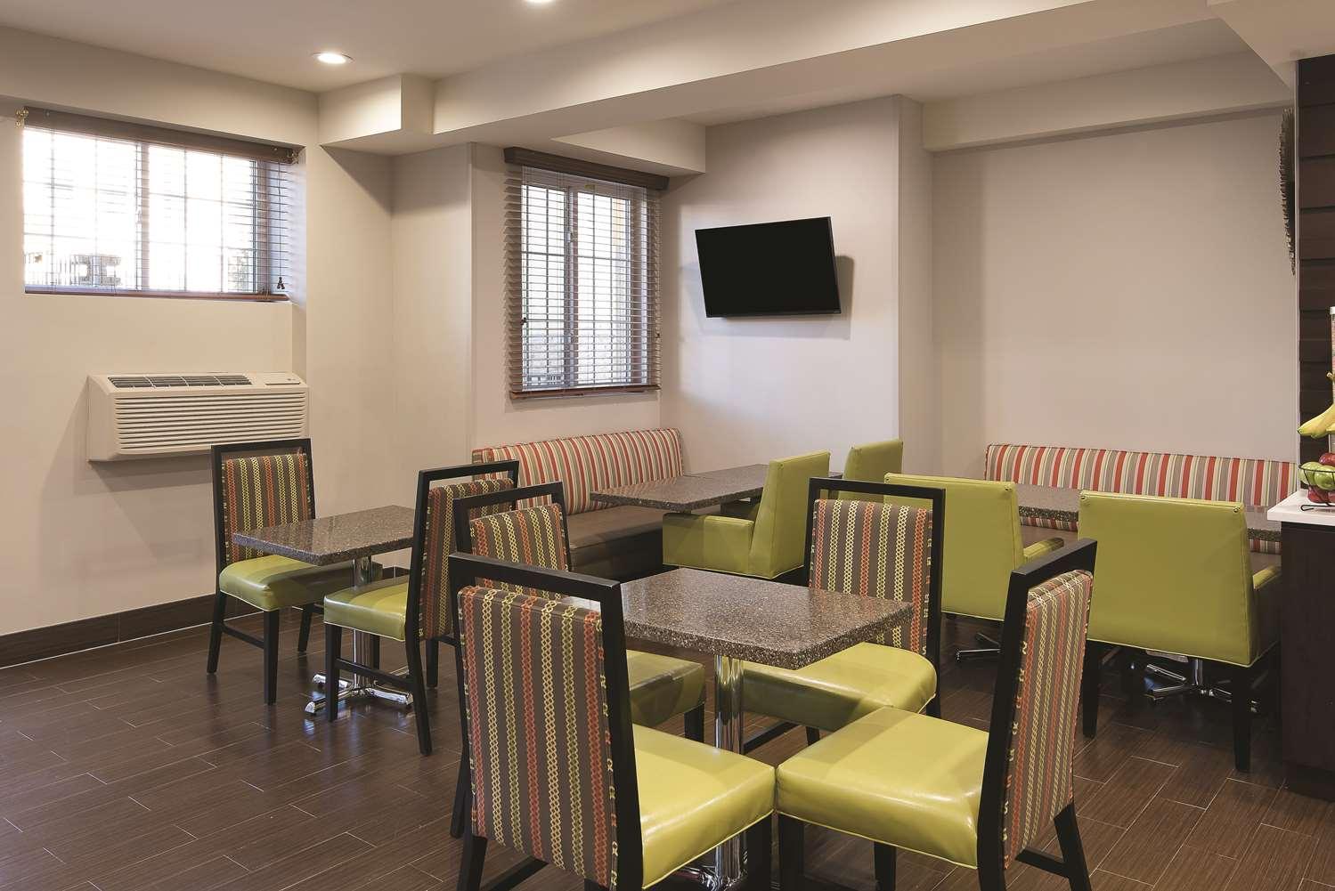 Restaurant La Quinta Inn & Suites Brooklyn East