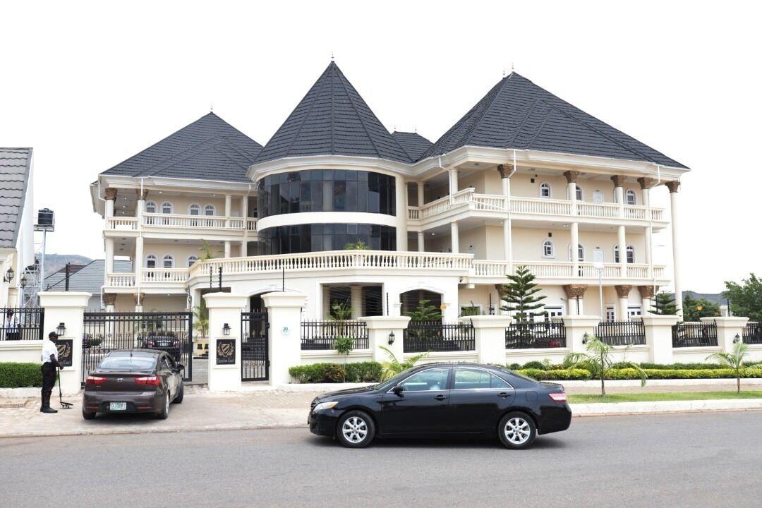 Varios Edmudian Court Luxury Apartments