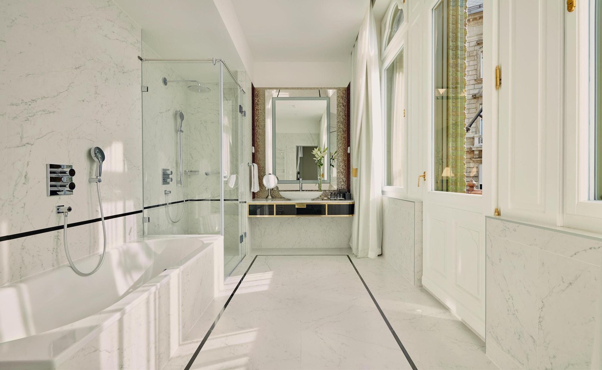 Equipamiento de Habitación Párisi Udvar Hotel Budapest, part of Hyatt