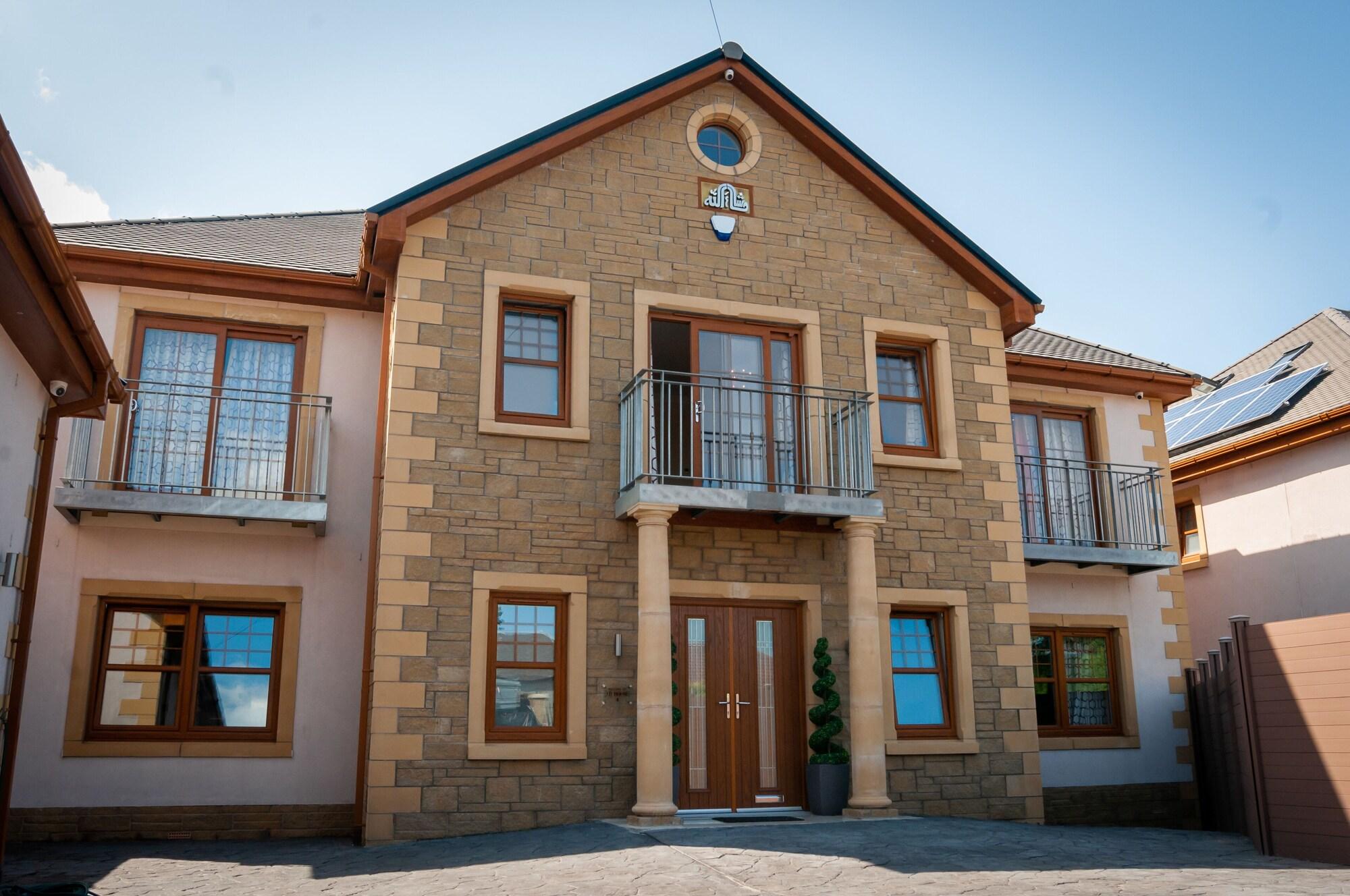 Varios St Martin's House Apartments