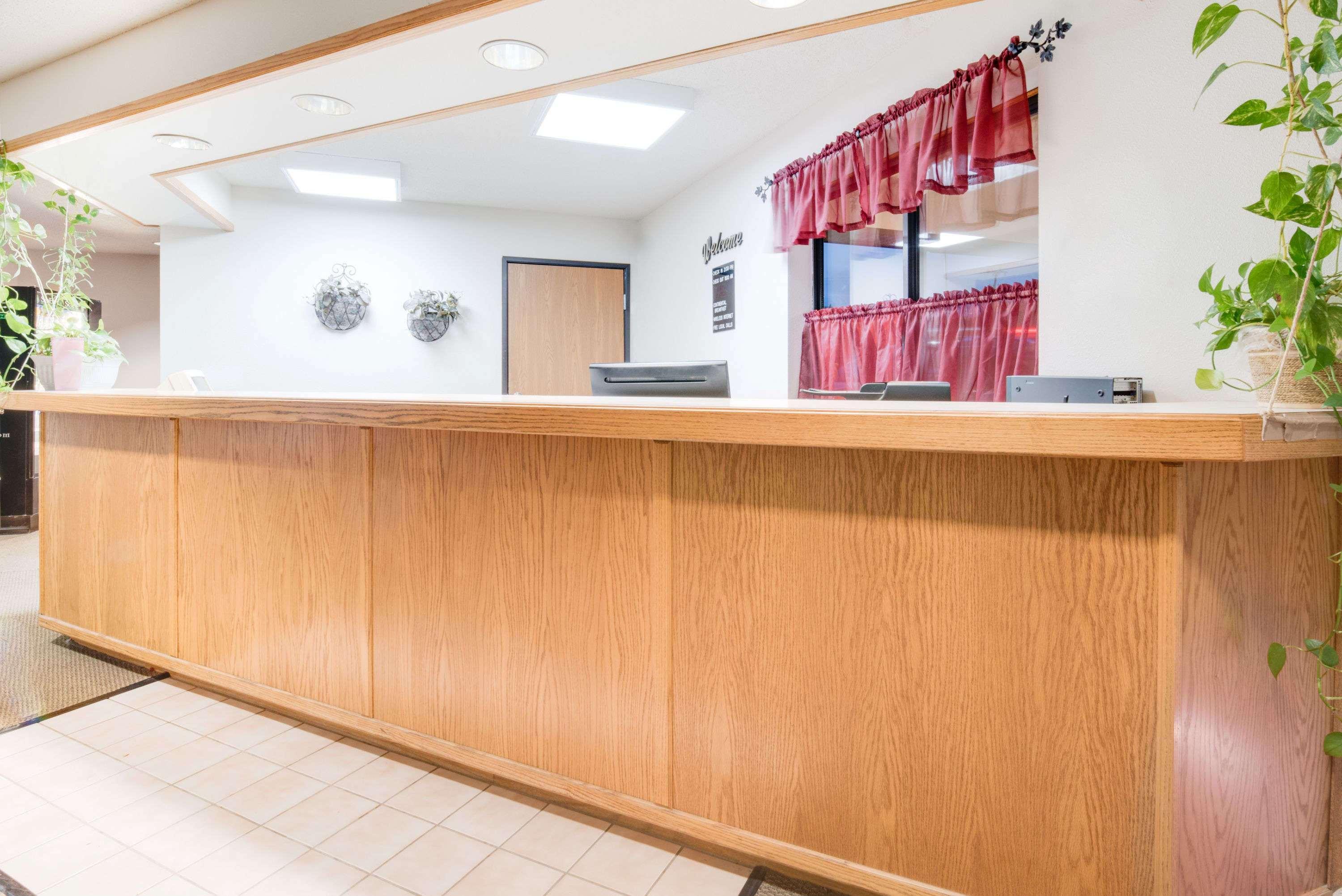 Vista Lobby Days Inn by Wyndham Sturgis