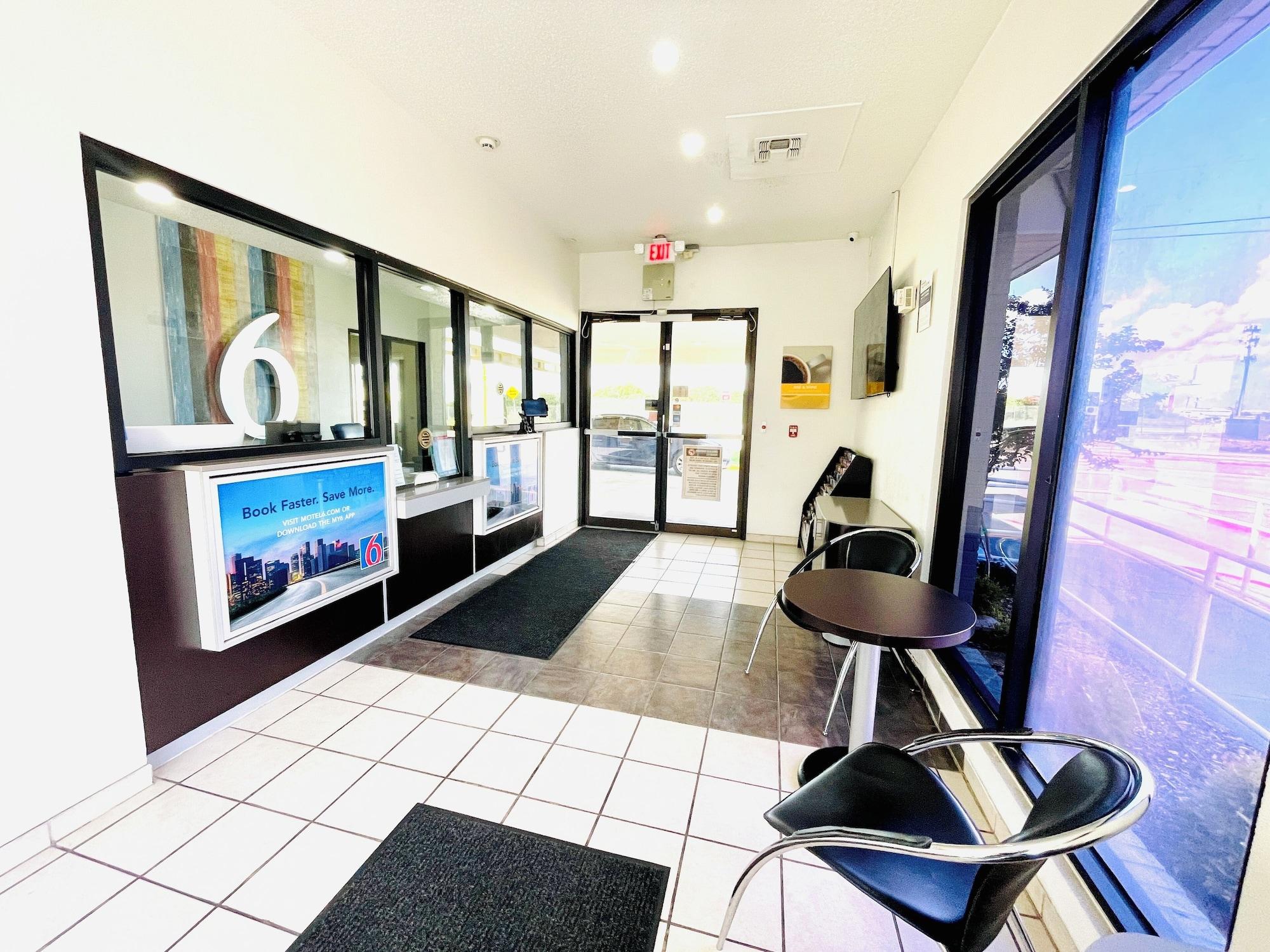 Vista Lobby Motel 6 Duncanville, TX - Dallas