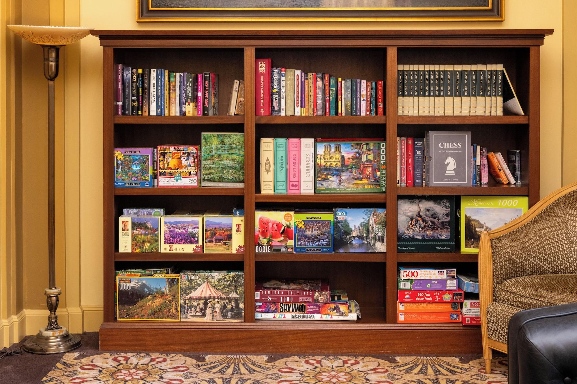 Vista Lobby The Baroness Hotel