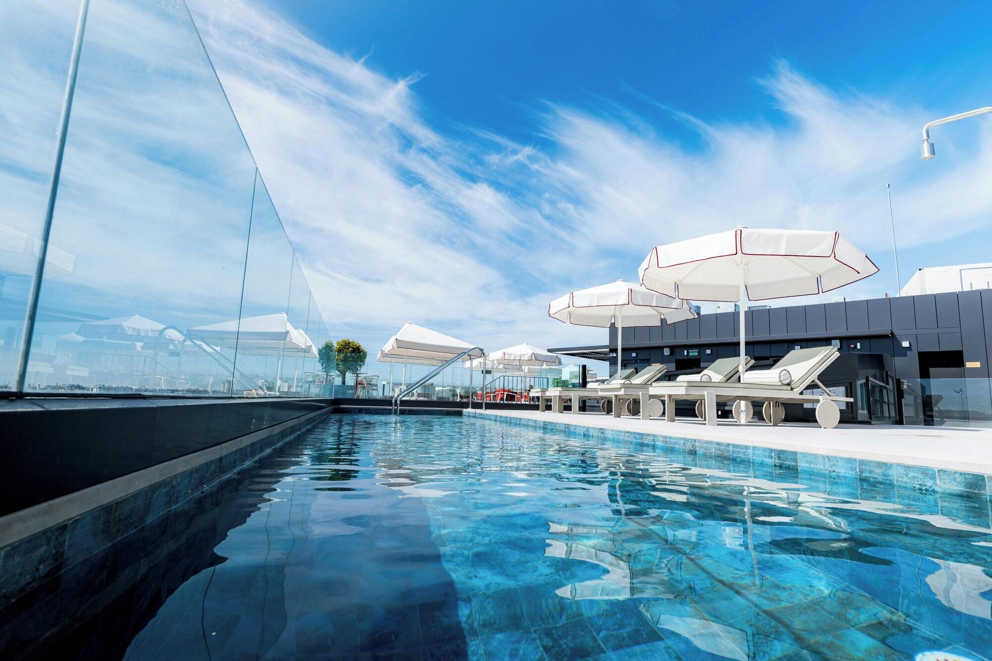 Vista Piscina Sercotel Sevilla Don Luciano