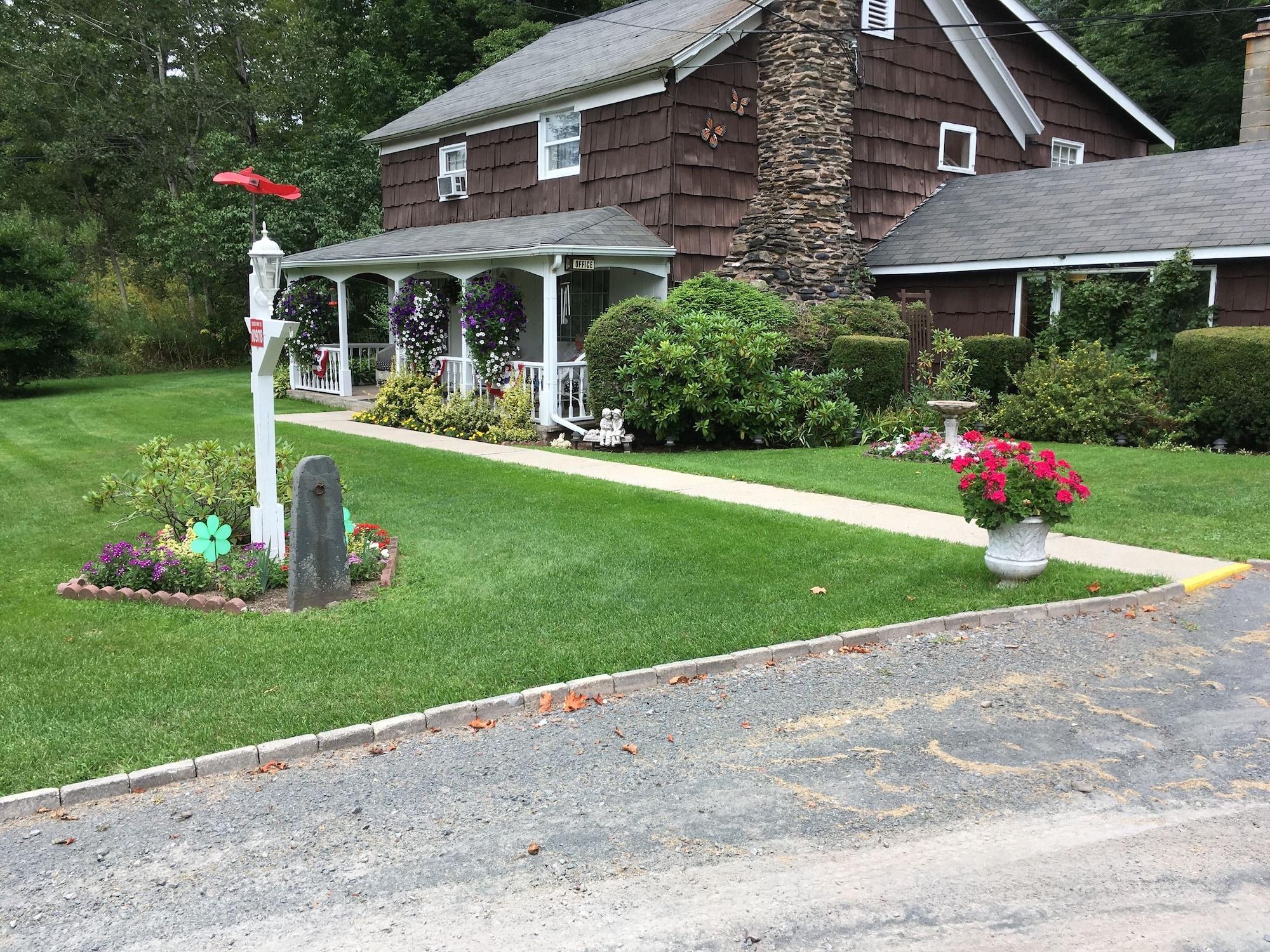Varios Cave Mountain Motel