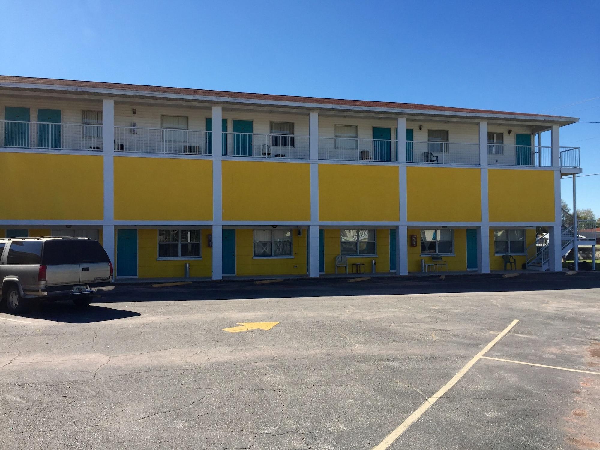 Vista Exterior Economy Suites