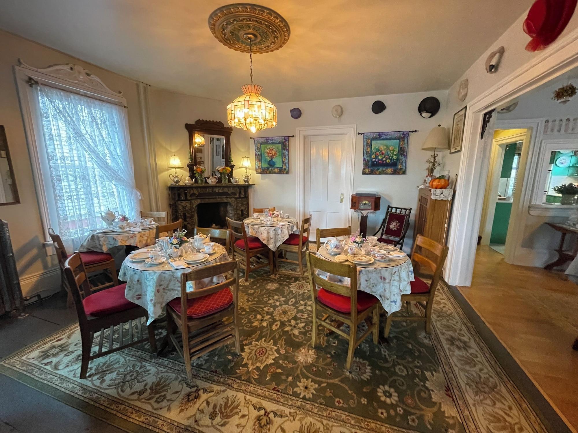 Sala de Reuniones Secrets on Main Bed & Breakfast