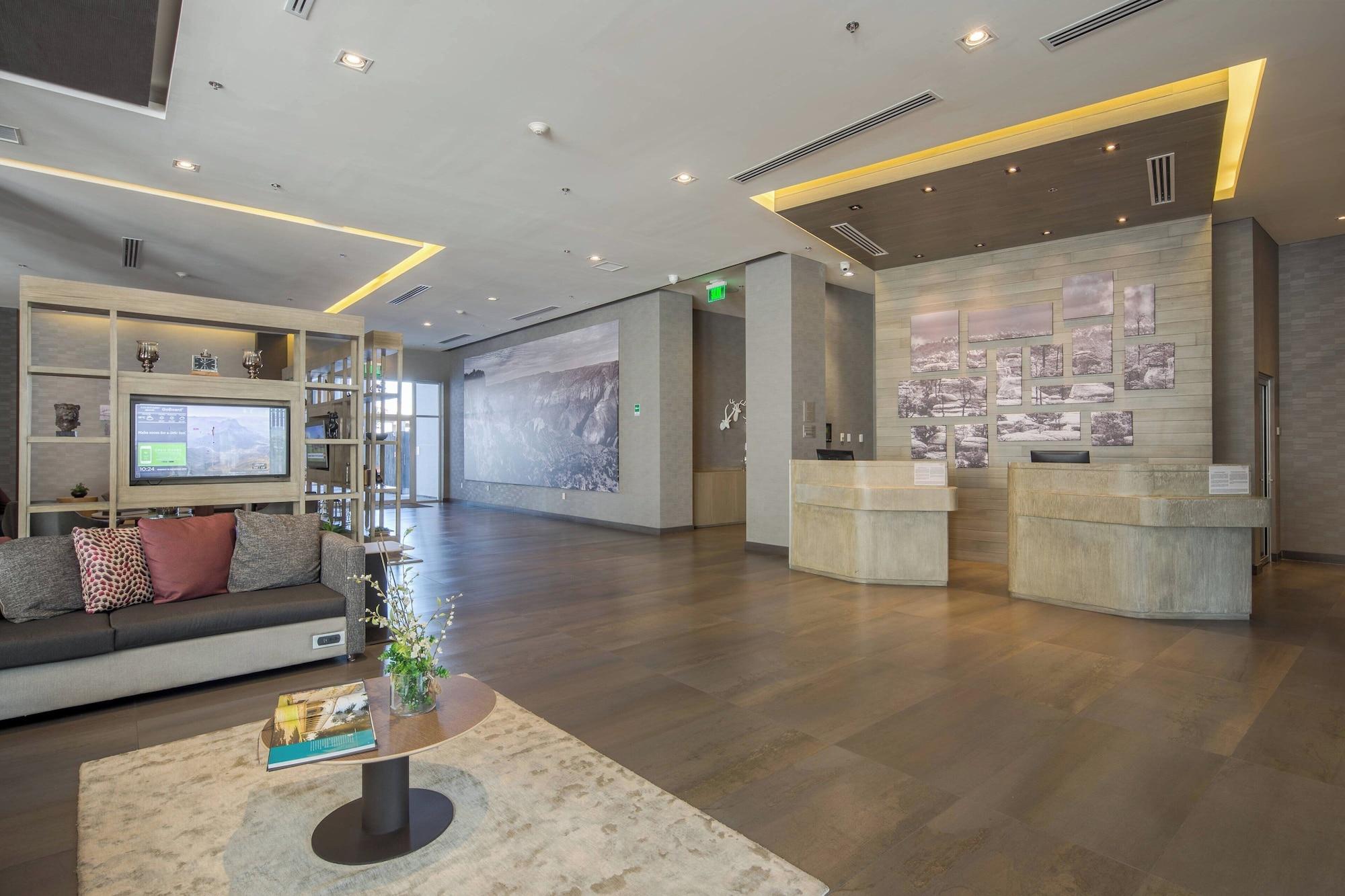 Vista Lobby Courtyard by Marriott Chihuahua