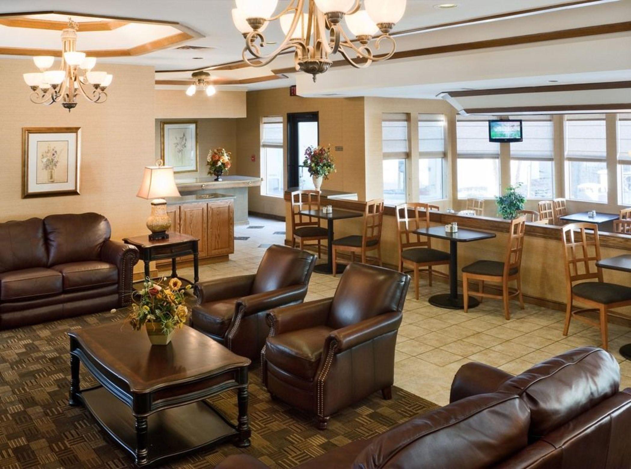 Vista Lobby Quality Inn & Suites Albuquerque Downtown - University