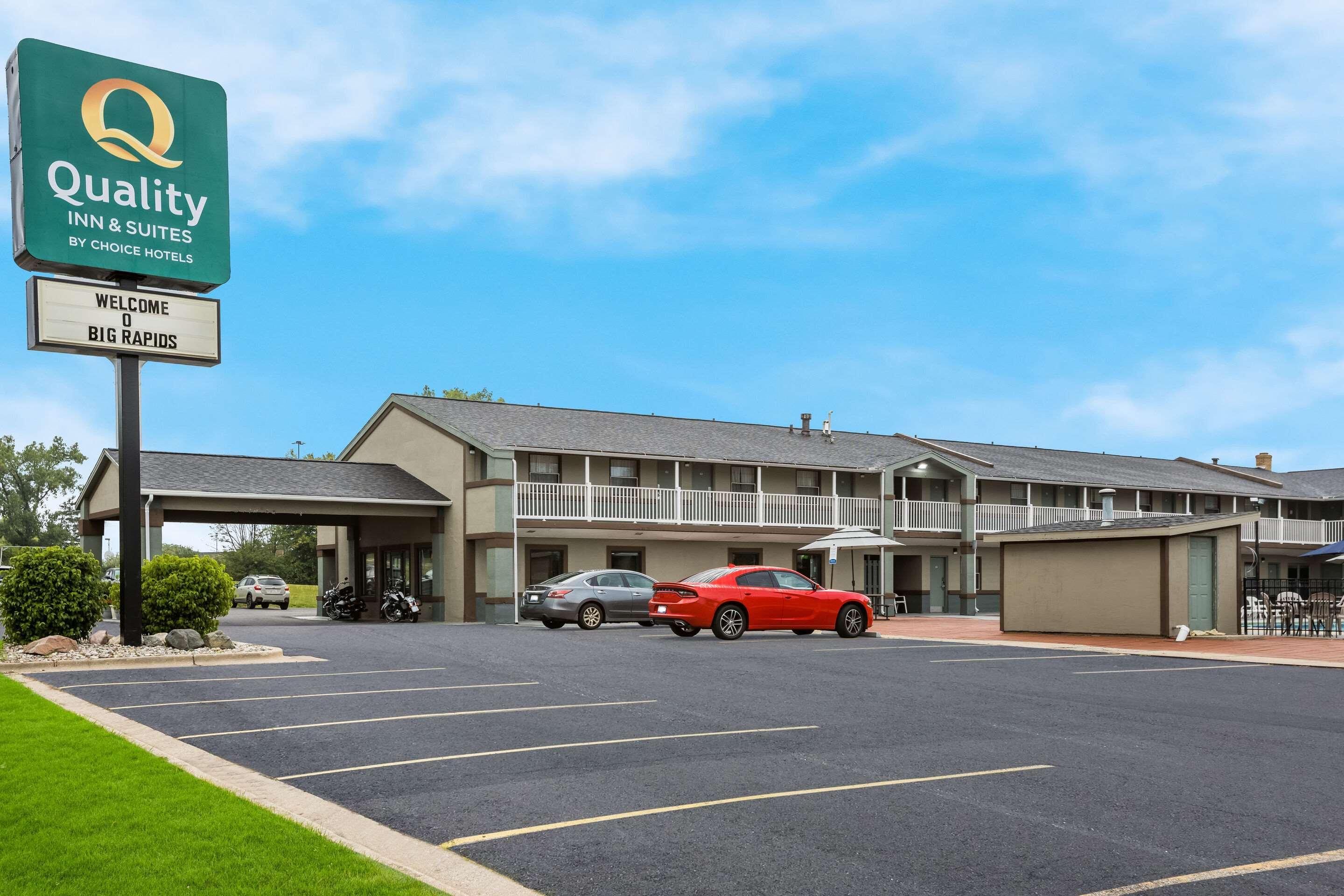 Vista Exterior Quality Inn & Suites Big Rapids near University