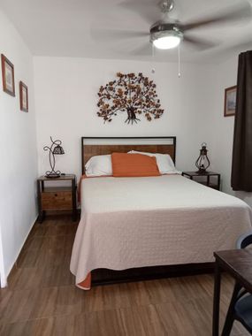 Comfortable room in Colonia Chapalita with garage inside the property - Hoteles cerca de Andares en Guadalajara